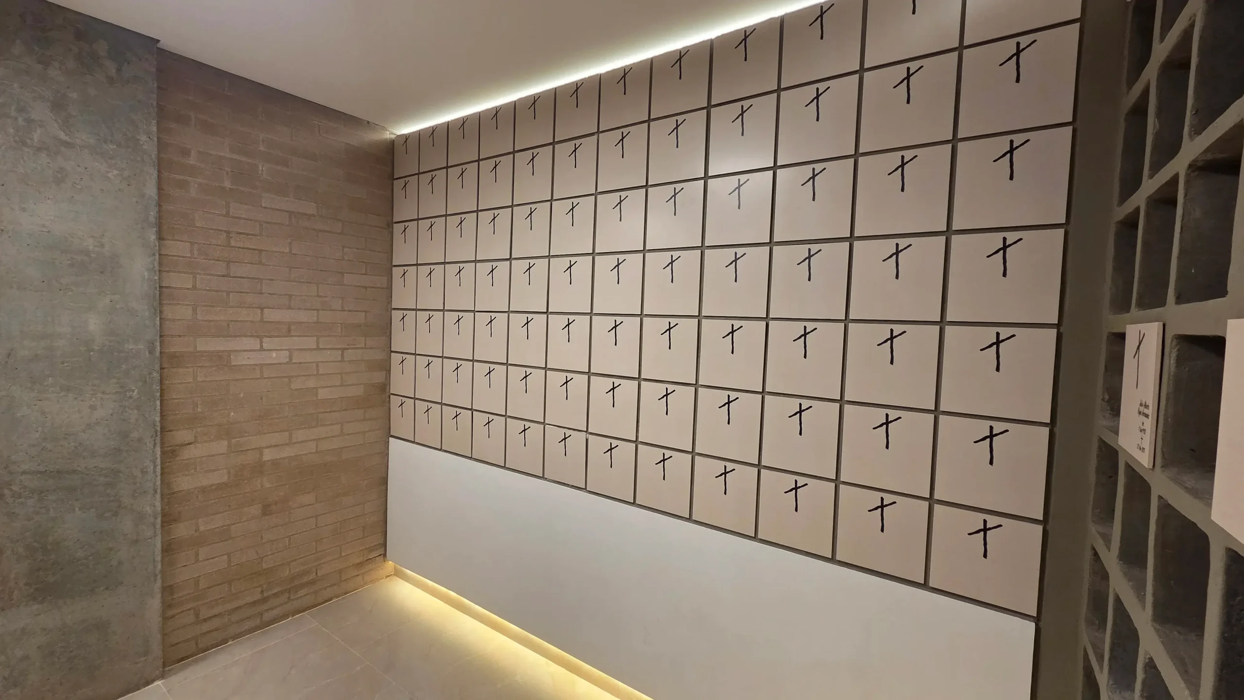 Muro de cenizarios con una cruz en cada espacio