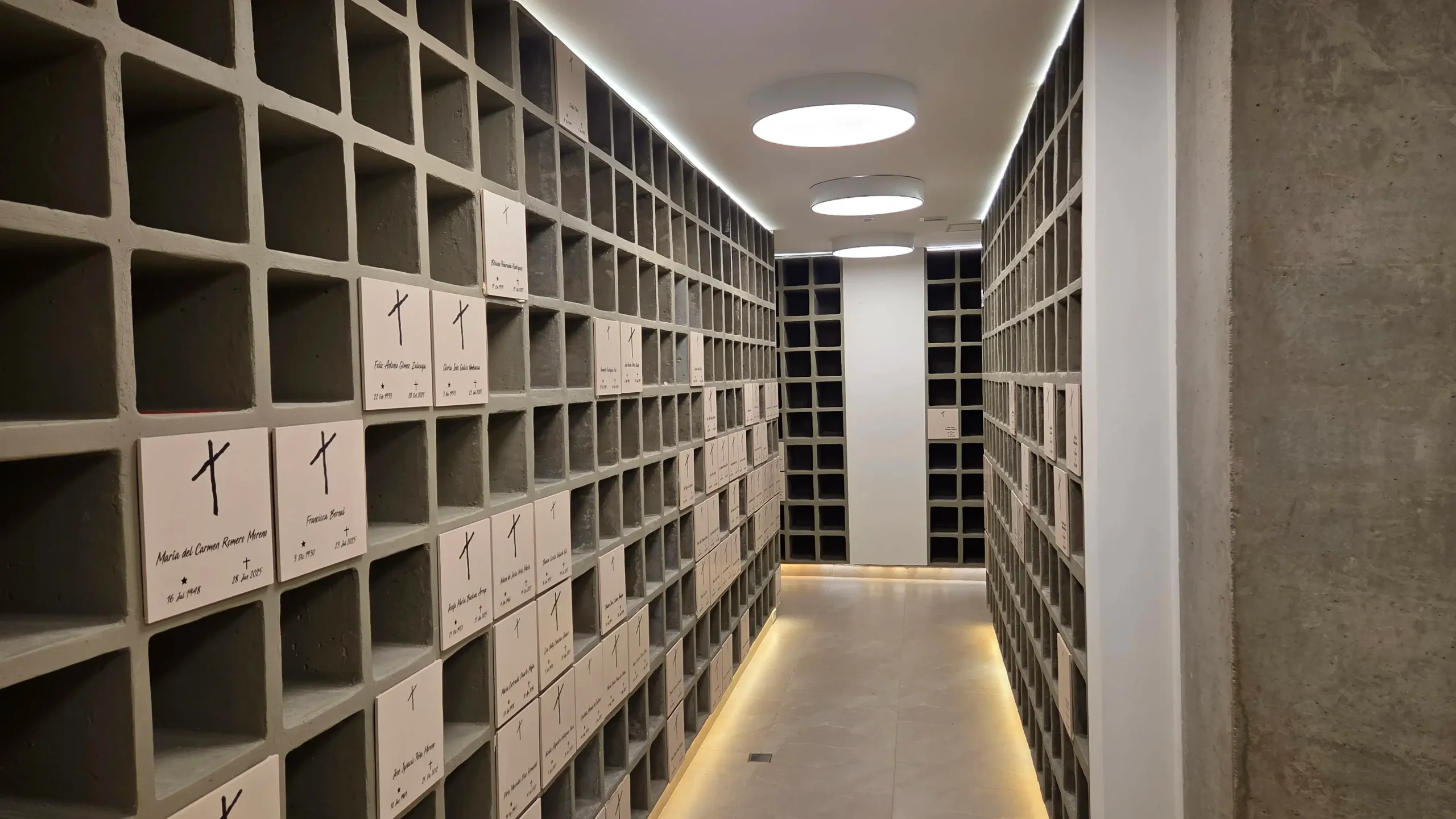 Pasillo de cenizarios con placas conmemorativas