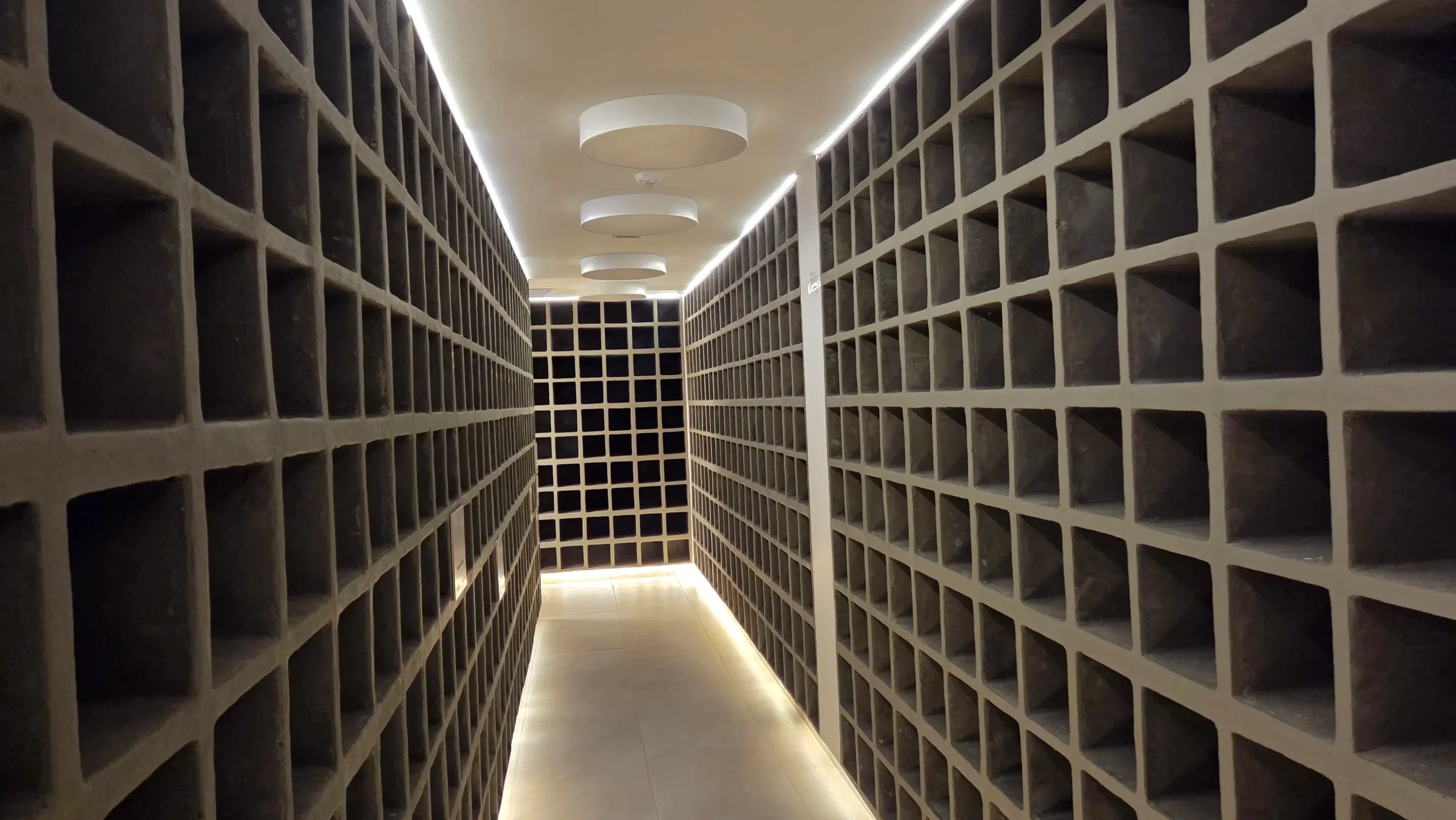 Pasillo interior de cenizarios con iluminación